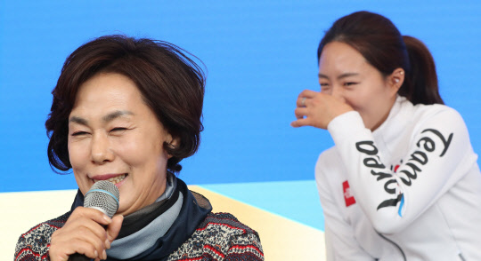 [올림픽] 이상화 '어머니와 함께'  23일 오전 강원 평창 용평리조트 네이션스 빌리지에서 열린 'P&G 2018 땡큐 맘 어워드'에서 2018 평창동계올림픽 여자 스피드스케이팅 여자 500m 은메달리스트 이상화가 어머니의 발언에 웃고 있다.